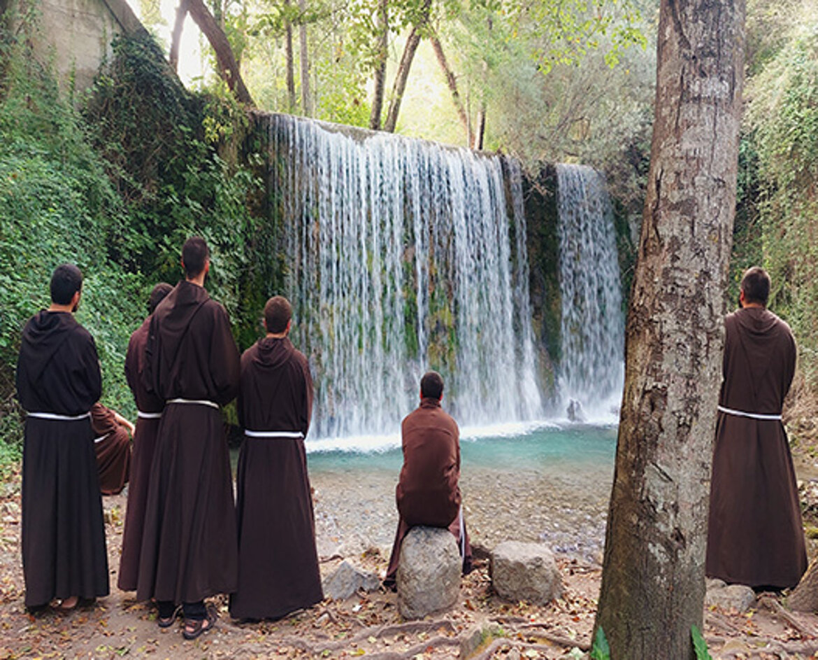 I novizi in visita alla ?Cascata di san Giovanni? nei pressi del Santuario del Pettoruto