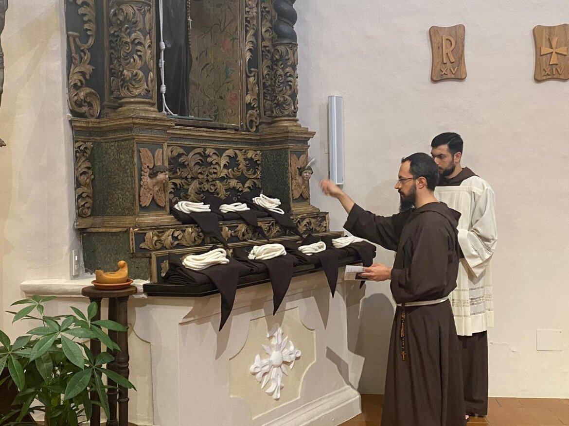 Fra Francesco Pio, maestro dei novizi, benedice gli abiti, prima della Vestizione