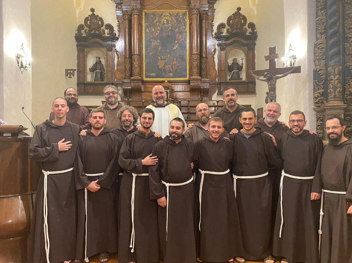 In prima fila i novizi, con, alle spalle, i propri Provinciali