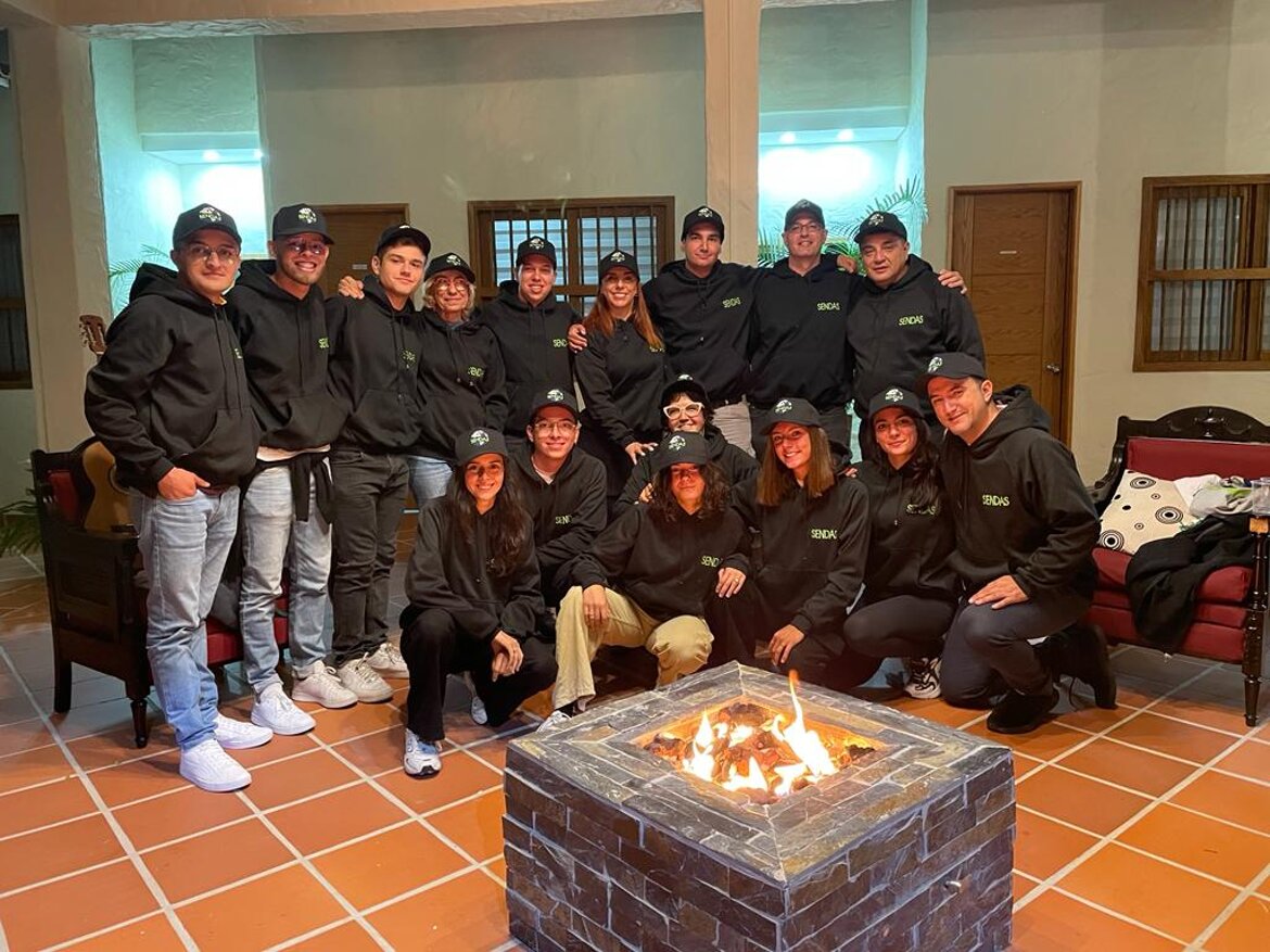 I volontari di sendas Italia e sendas colombia ricevono la maglia per l'inizio della missione