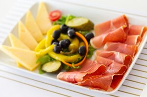 Domaći pršut and domaći sir