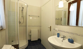 Bagno camera bb trapani la casa di paola bagno con doccia, bidet, wc, prodotti da bagno omaggio