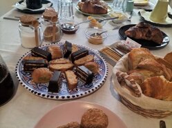 Colazione tipica siciliana in cucina Dolci siciliani e torte fatte in casa con prodotti BIO