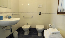 Bagno camera bb trapani la casa di paola bagno con doccia, bidet, wc, prodotti da bagno omaggio