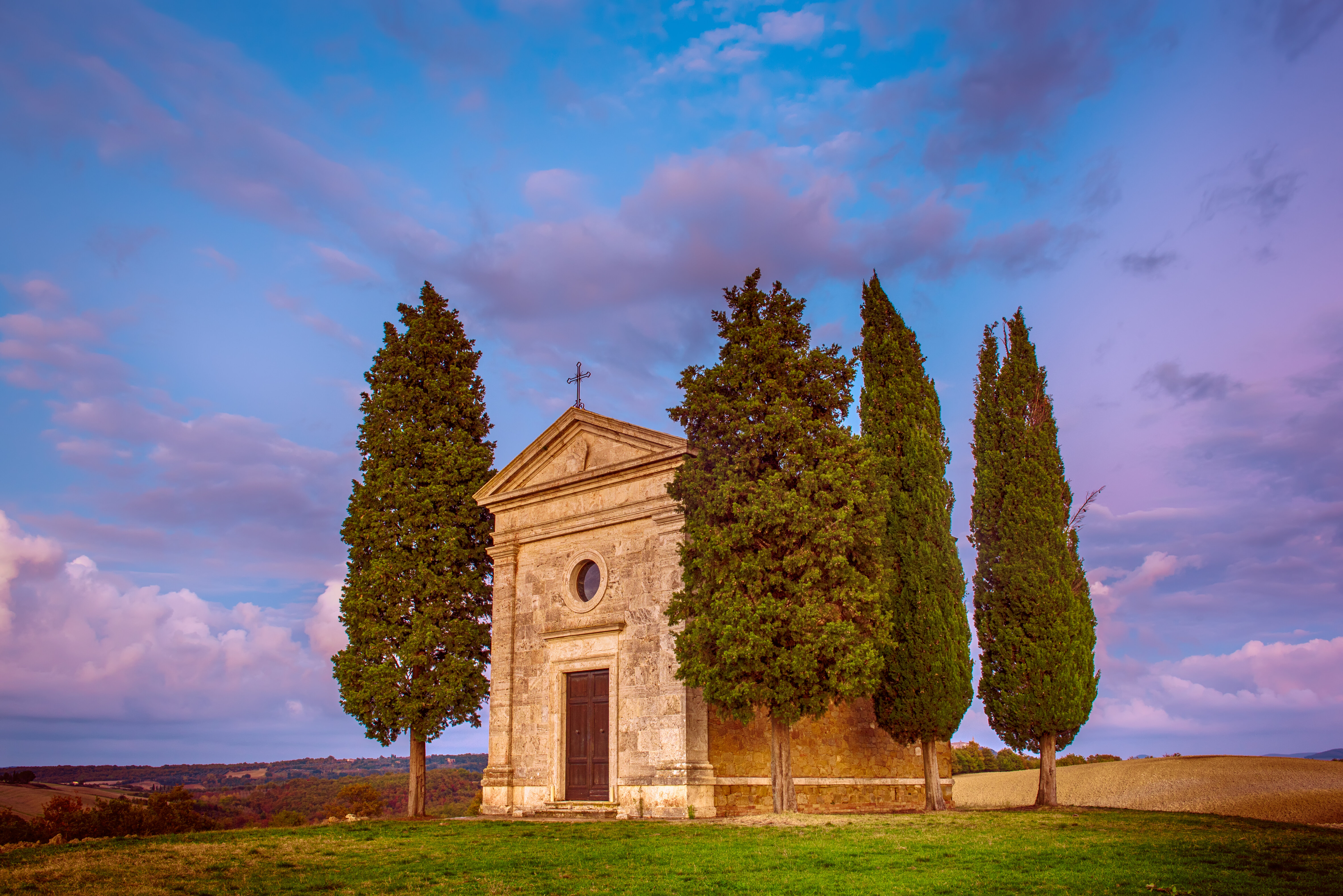 popular-photography-touristic-location-tuscany-amazing-vitaleta-chapel-colorful-sunset-pienza-tuscany-italy-europe-travel-background.jpeg