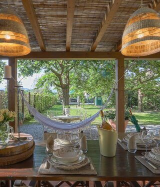 Il patio con vista sul grande giardino Il patio con vista sul grande giardino