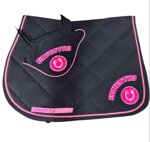 set-sottosella-e-cuffietta-nero-con-logo-in-peluche-rosa