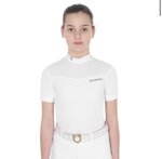 polo-da-concorso-con-dettaglio-sul-retro