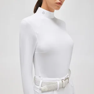 polo-da-concorso-con-zip-e-bottoni-sul-collo-laterale