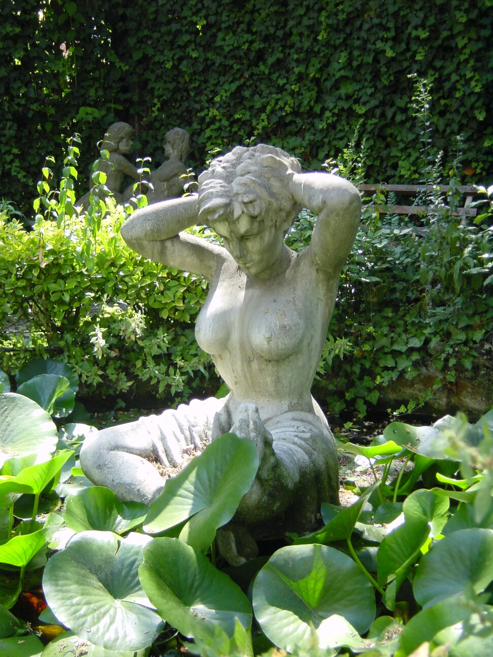 Scultura in polvere di marmo e cemento realizzata per la fontana del giardino di casa Scultura in polvere di marmo e cemento realizzata per la fontana del giardino di casa