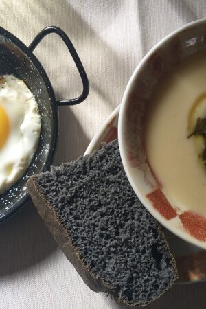 uova e pane nero con vellutata