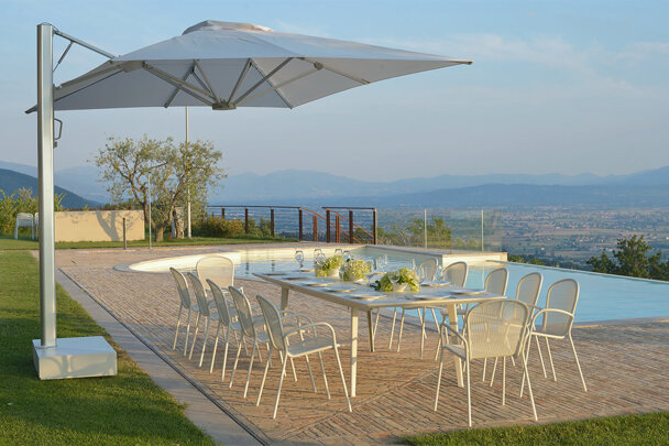 tavolo-allungabile-plus4-ombrellone-trevi-sedie-ronda-x-emu-esterno-giardino-acciaio-bianco.jpeg