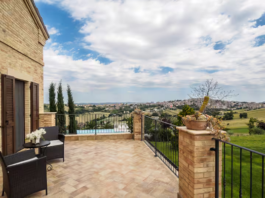 balcone-arredato-vista-collina-02 balcone-arredato-vista-collina-02
