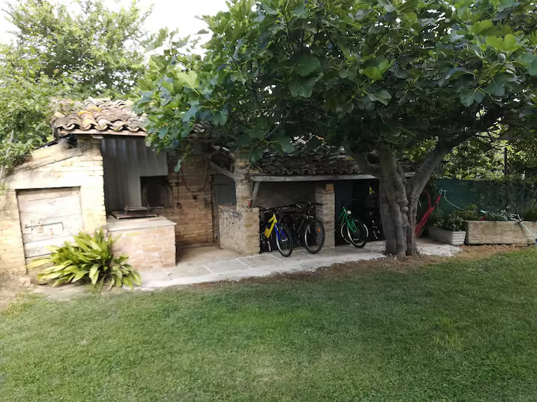 cortile-forno-e-biciclette-01 cortile-forno-e-biciclette-01
