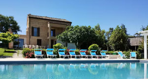 eaa-cortile-piscina-pergola-02