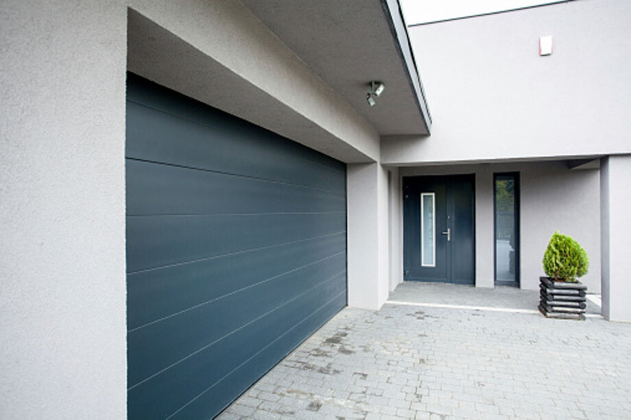 529555019-house-with-the-garage