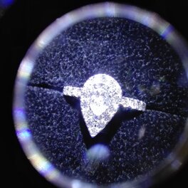 Teardrop diamond solitaire White gold and diamonds in outline and on the stem