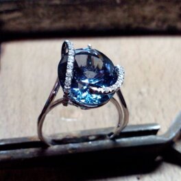 Ring with Tanzanite White gold, oval cut unheated Tanzanite and diamonds