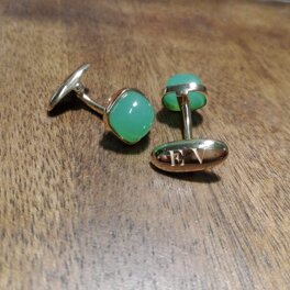 GEMELLI IN ORO BIANCO E CRISOPRASIO Gemelli in oro bianco e crisoprasio cabochon, iniziali incise sulla chiusura