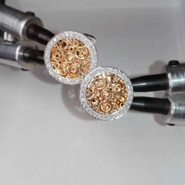CUFFLINKS IN RED GOLD AND DIAMONDS Cufflinks in red and white gold with a diamond outline