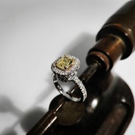 White gold ring Fancy yellow diamond Diamonds Ring in white gold, cushion-cut Fancy yellow Intense diamond, diamonds on the contour and on the ste