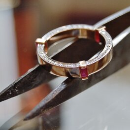 Ring Red gold, baguette rubies and white diamond rails