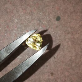 DAMBURITE Damburite, Tanzania, cts 5,09 - taglio trillion, colore pieno senza inclusioni