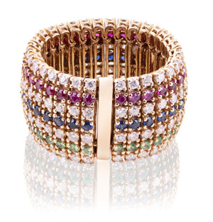 Elegante anello in oro con diamanti, zaffiri, rubini e smeraldi.