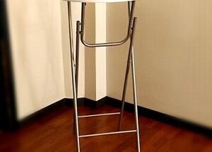 Dimensioni: piano 60 cm, altezza 110 cm