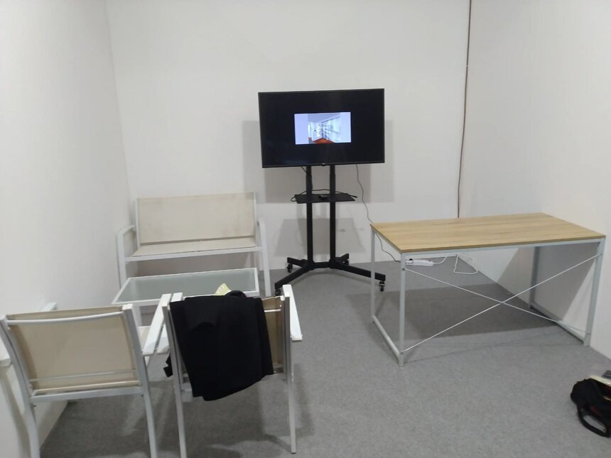Monitor, porta monitor e scrivania