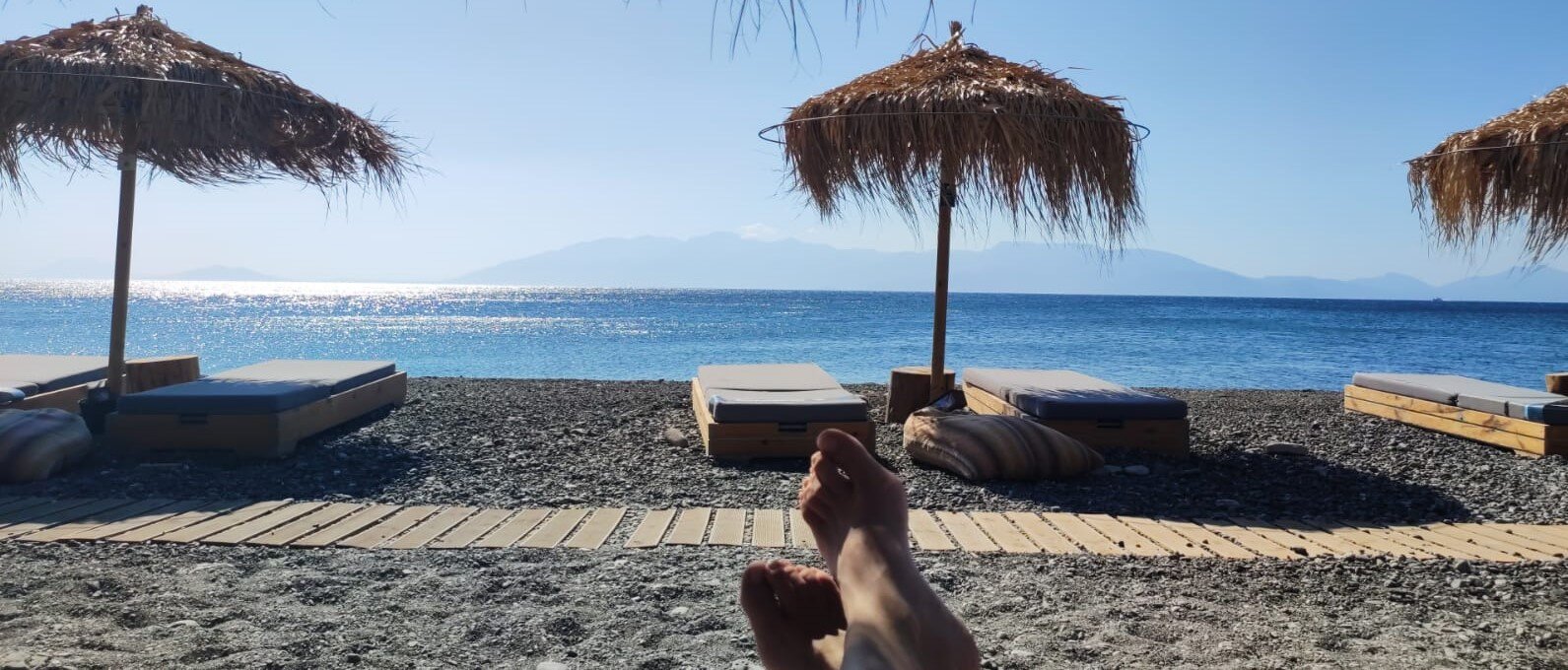 Toe to ear. Un velista sotto l'ombrellone Toe to ear. Un velista sotto l'ombrellone