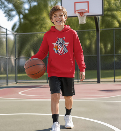 bambino con felpa sul campo da basket