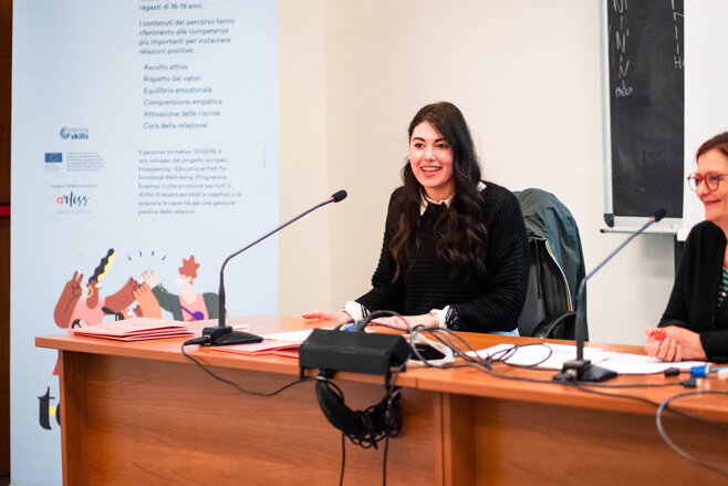 Ritratto della Dott.ssa Giorgia Pontoni durante una conferenza