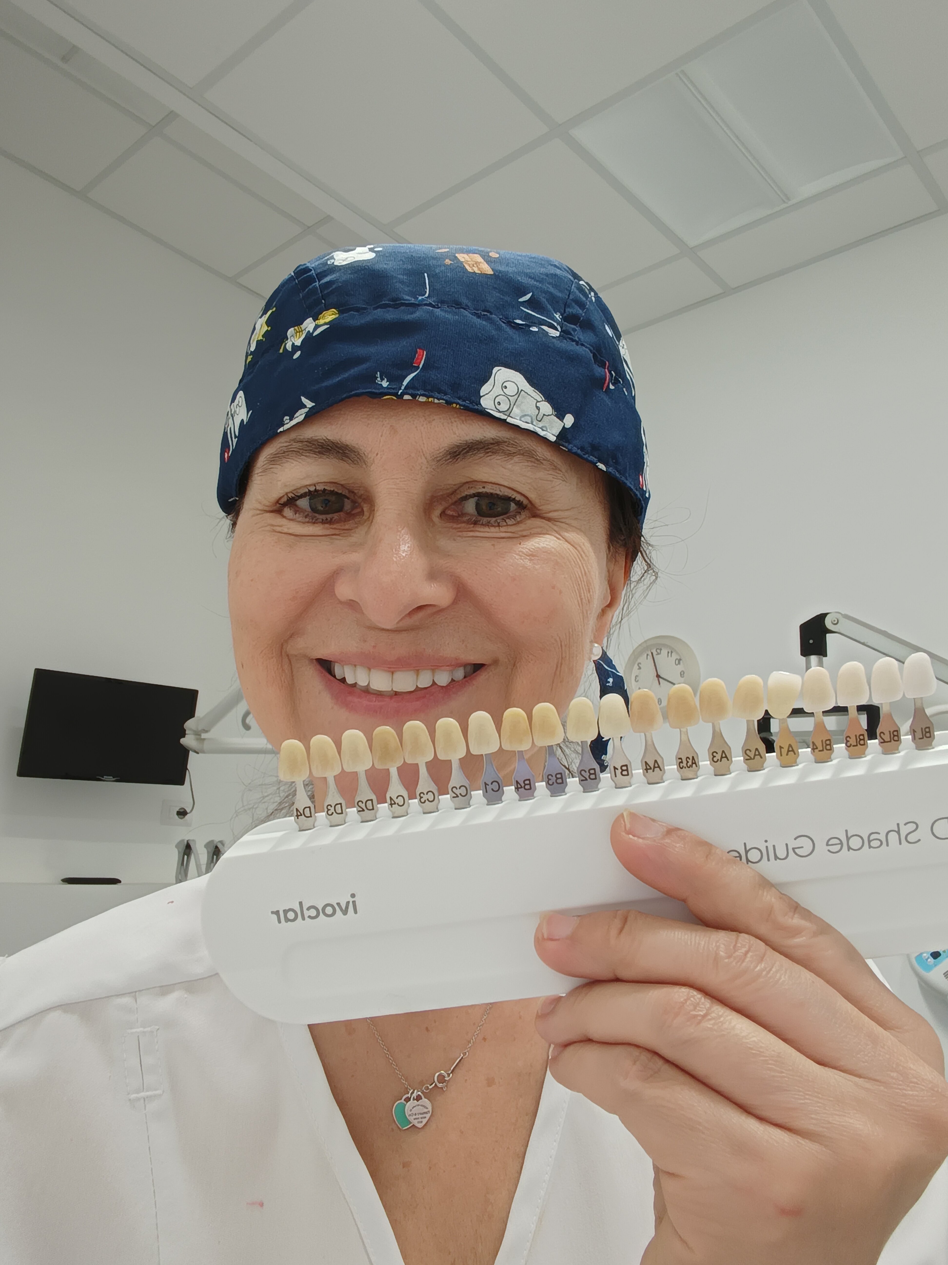 Paziente sorridente che mostra denti bianchi dopo uno sbiancamento dentale professionale