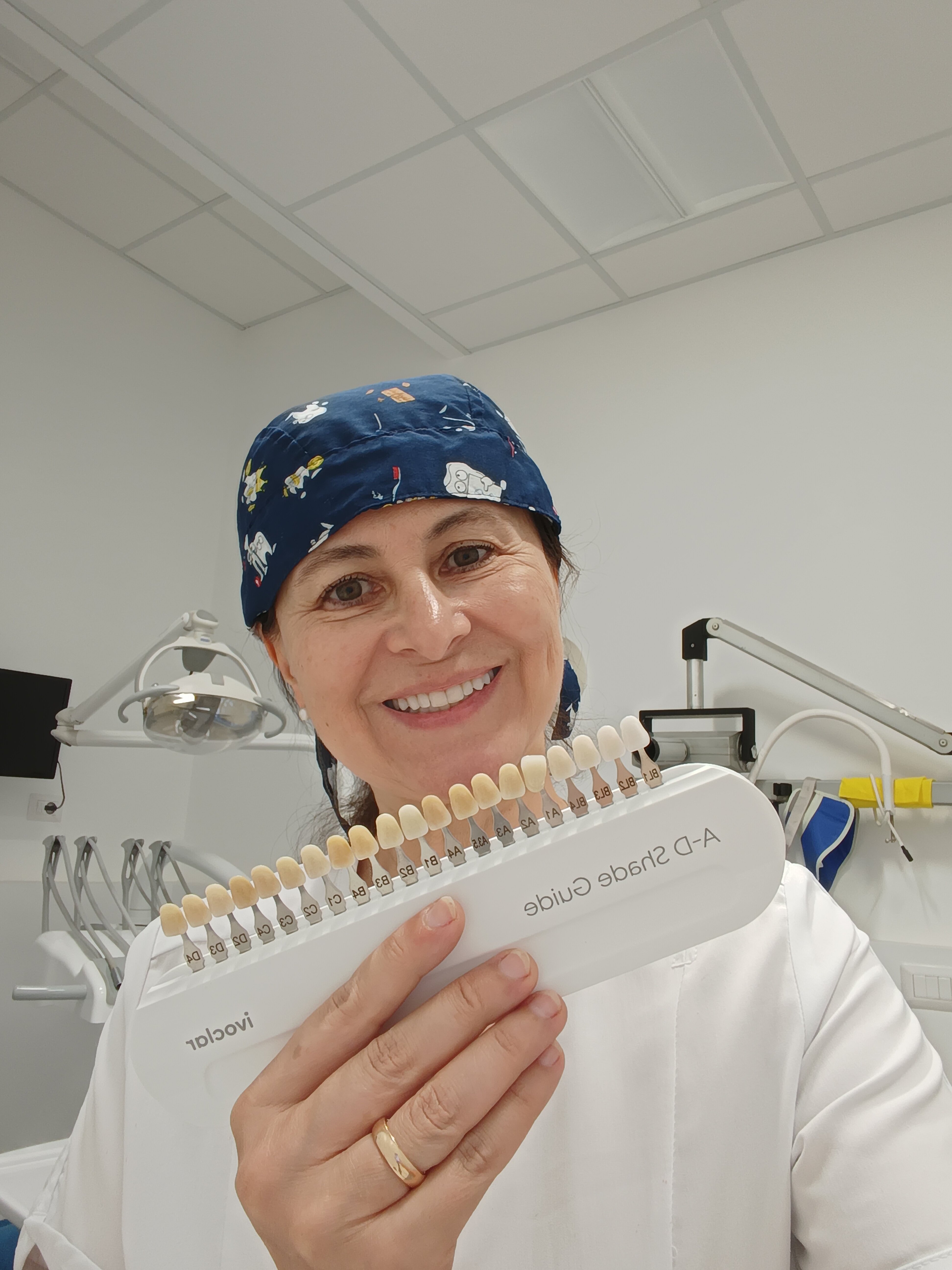 Dettaglio di una seduta di sbiancamento dentale professionale in studio a Roma