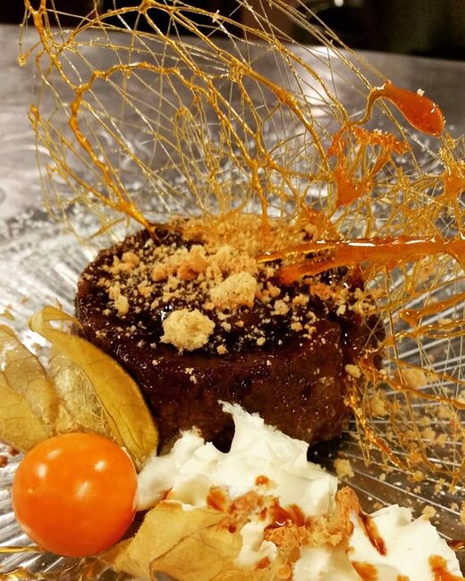 Variante del cream caramel con amaretti e cacao