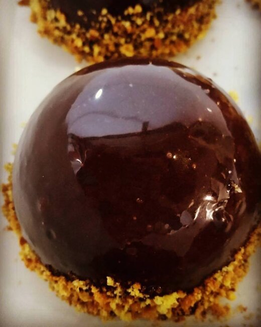 cremoso al latte su crumble e glassart al cioccolato