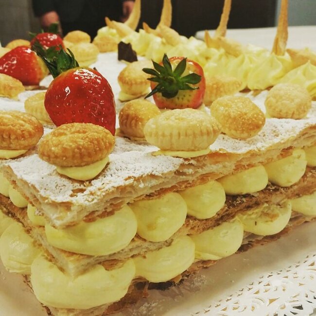 C'� millefoglie e millefoglie... la nostra � fragole e cioccolato al 72%, tanta crema chantilly