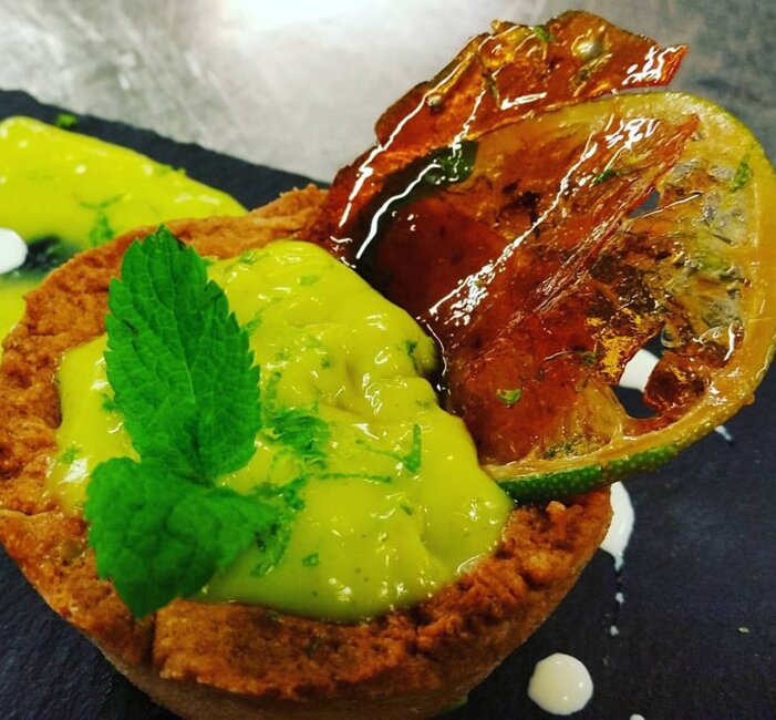 Pasta biscotto alla crema di mojito con croccante di zucchero di canna al rum scuro e lime