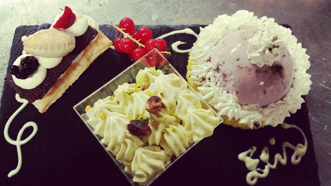 da sx millefoglie al cioccolato fondente, chantimis� al pistacchio e pannacotta alla lavanda 