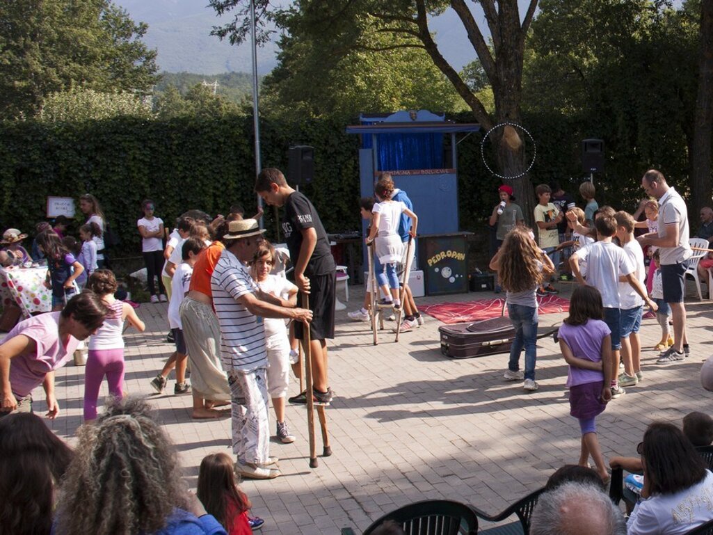 pit ragazzo trampoli.jpeg