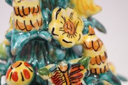 Dettaglio giallo albero di Natale in ceramica realizzato a mano