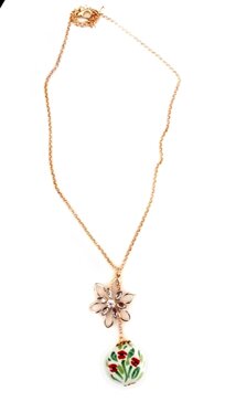 Collana in ceramica con fiori e ciondolo in metallo
