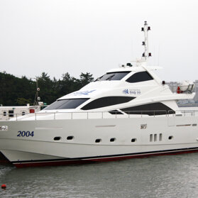 GHI EXPRESS 80' ENCLOSED GHI YACHTS
