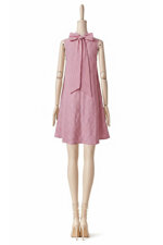 abito-a-trapezio-riga-seersucker-in-sbieco-e-colletto-con-fiocco-sul-dietro