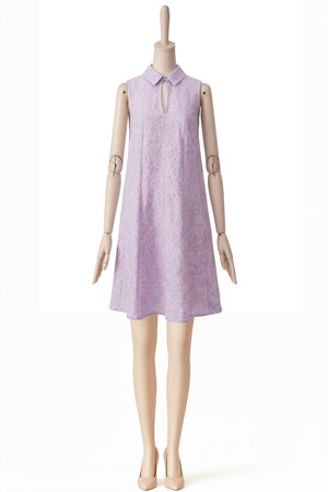 abito-a-trapezio-riga-seersucker-in-sbieco-e-colletto-con-fiocco-sul-dietro