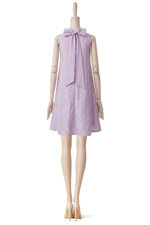 abito-a-trapezio-riga-seersucker-in-sbieco-e-colletto-con-fiocco-sul-dietro