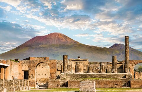 vesuvius-and-pompeii-royalty-free-image-1663594291.jpeg