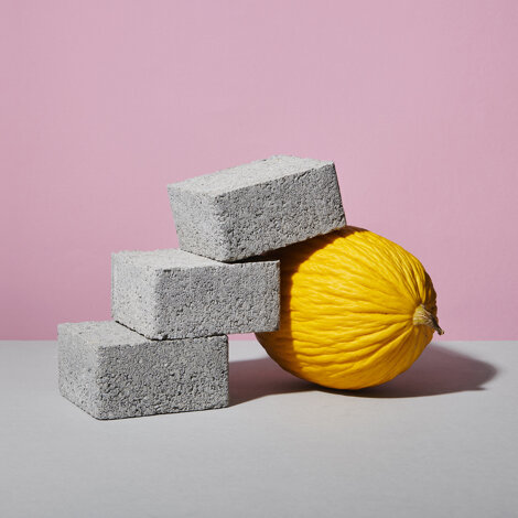 Still life con melone giallo su fondo rosa