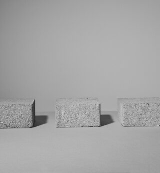 Still life di semplici mattoni grigi disposti regolarmente